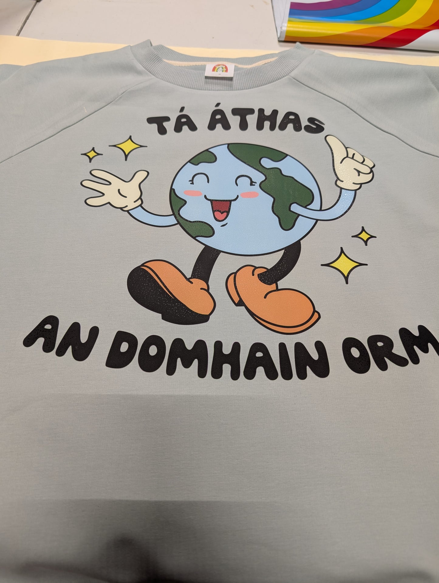Tá áthas an domhain orm sweater