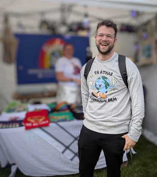 Tá áthas an domhain orm sweater